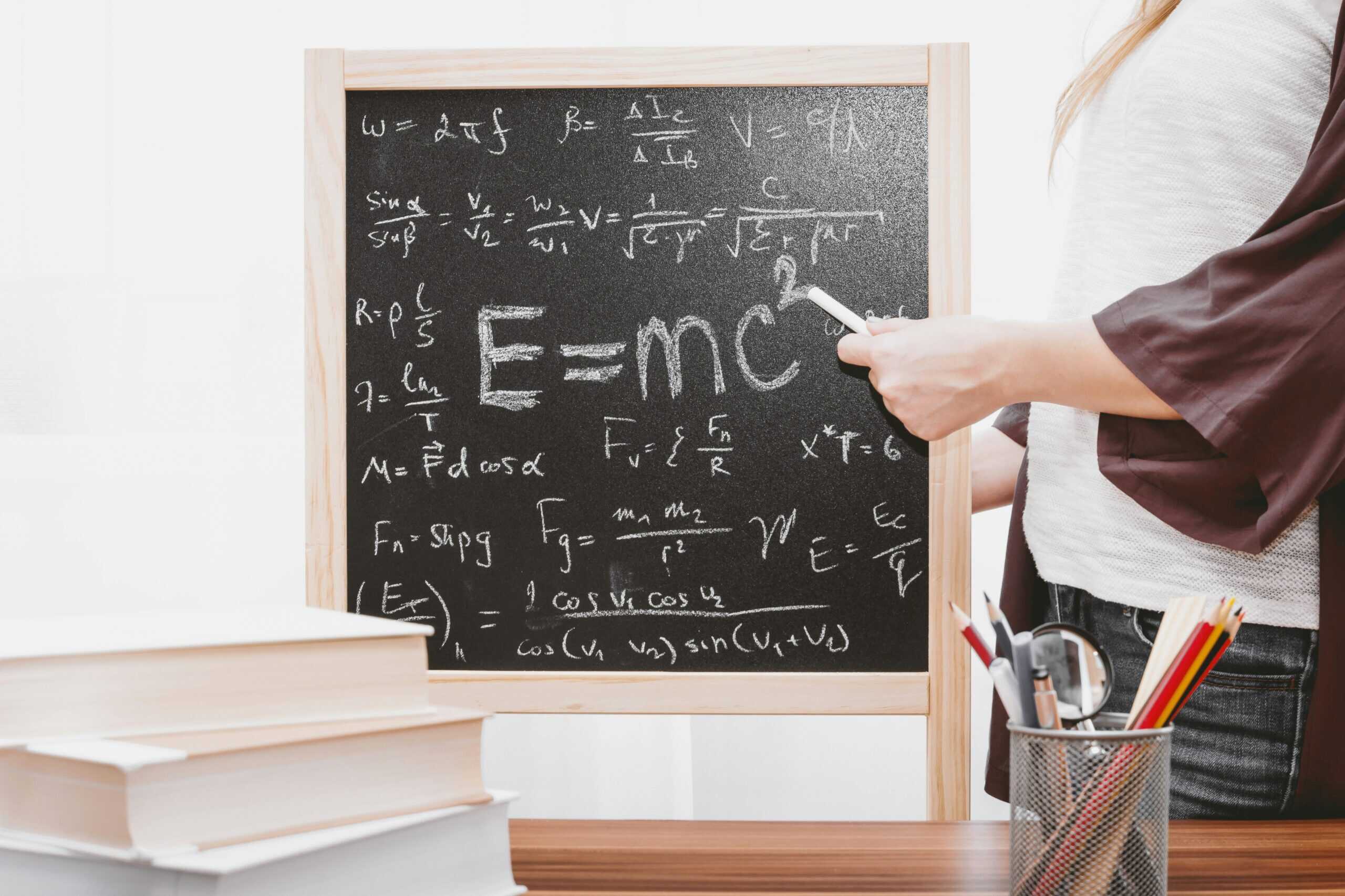 Mathematische und physikalische Formeln auf einer Tafel